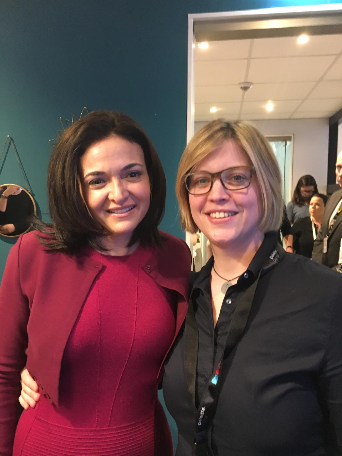 Sheryl Sandberg (COO Facebook) stellt Jutta Zeisset vor